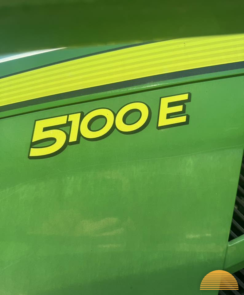 2018 John Deere 5100e photo 10