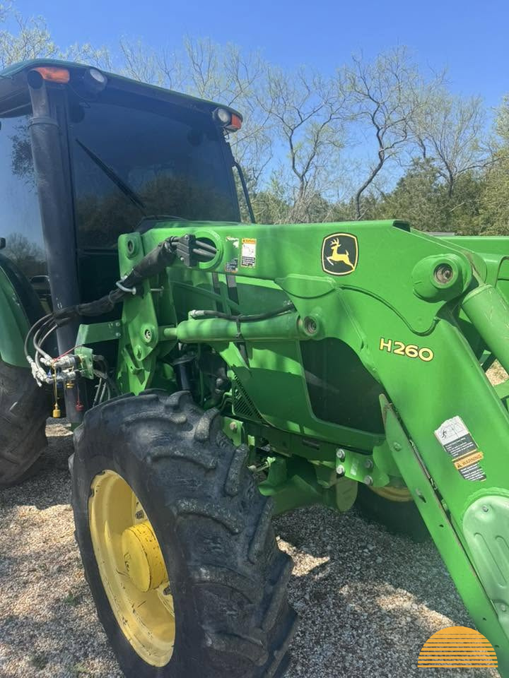 2018 John Deere 5100e photo 9