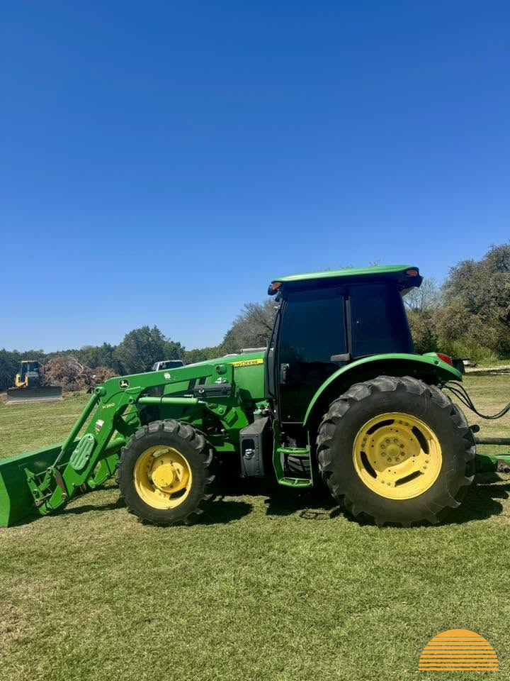 2018 John Deere 5100e photo 2