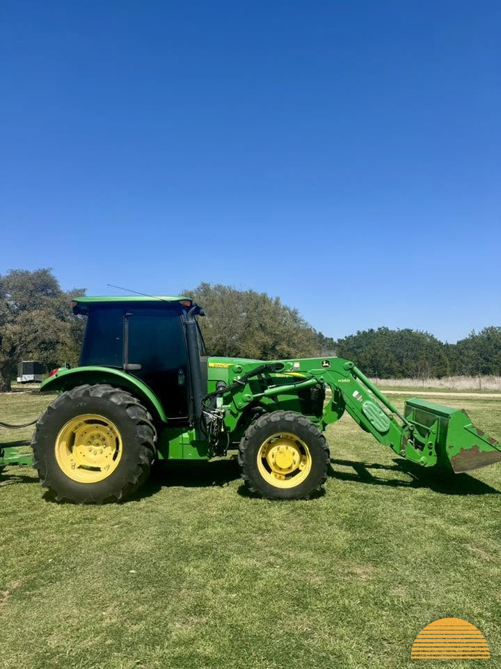2018 John Deere 5100e photo 4