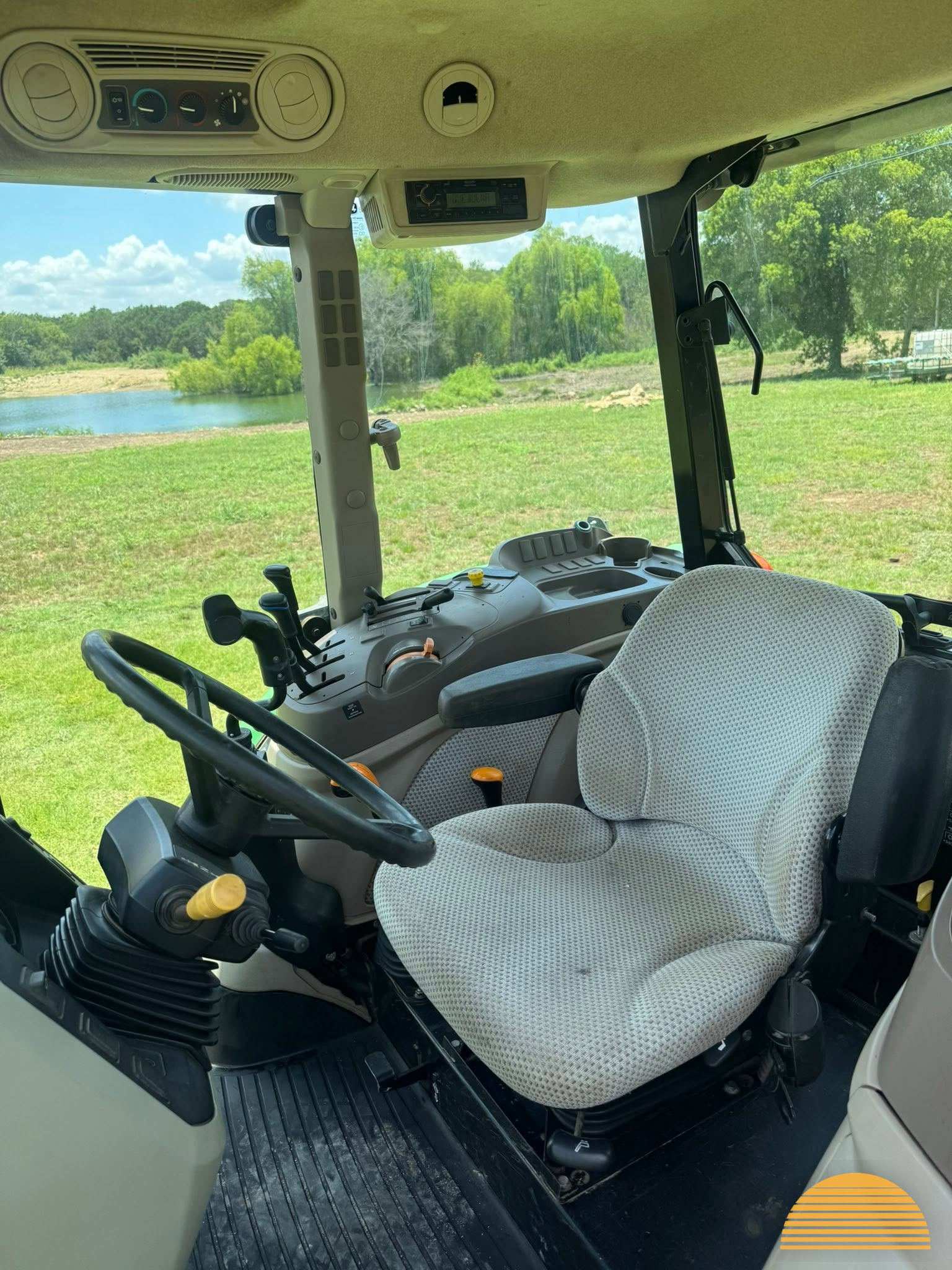 2018 John Deere 5100e photo 7