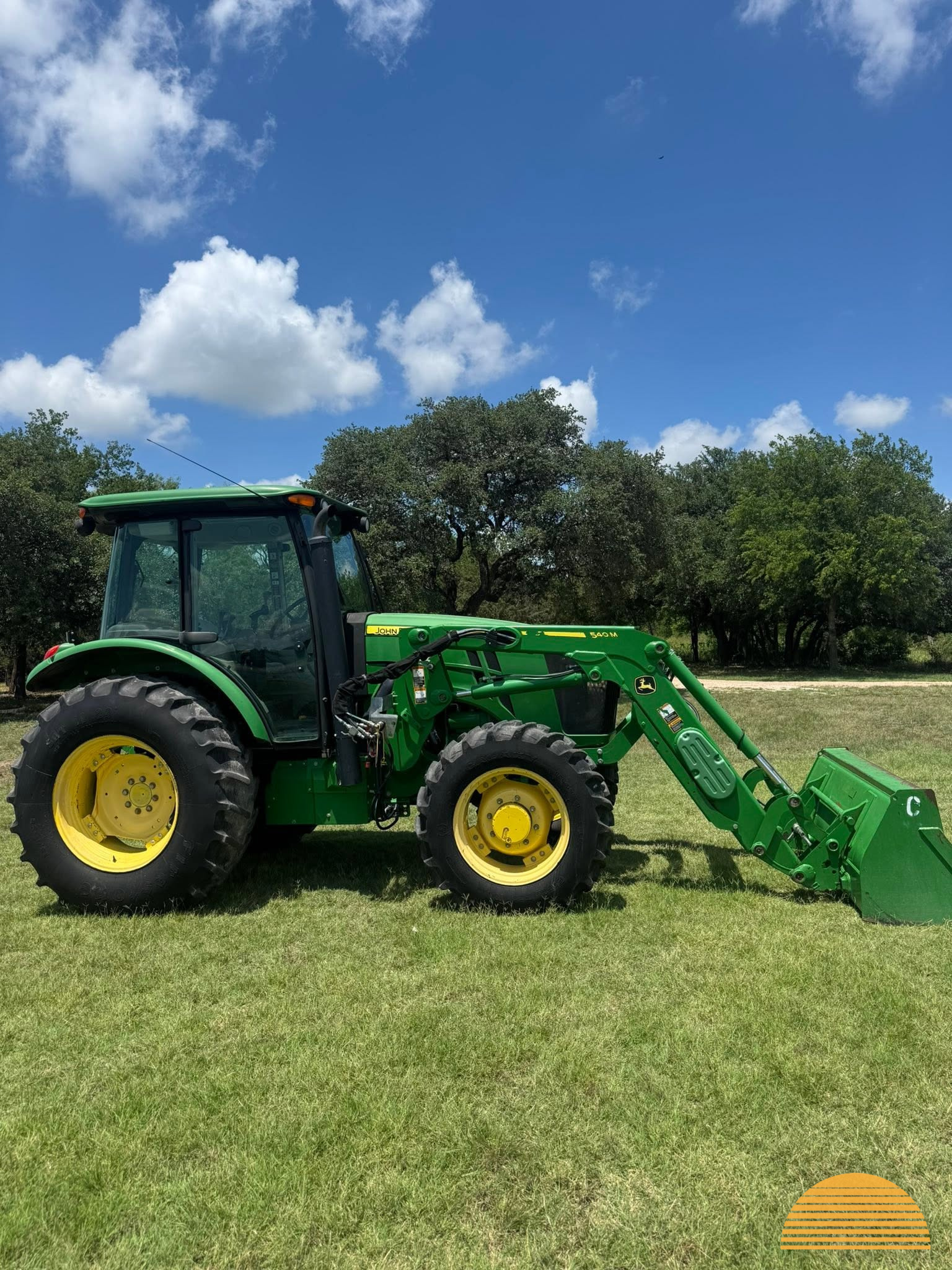 2018 John Deere 5100e photo 3