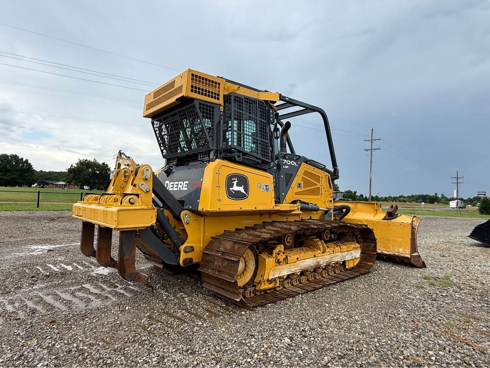 2022 John Deere 700L photo 2