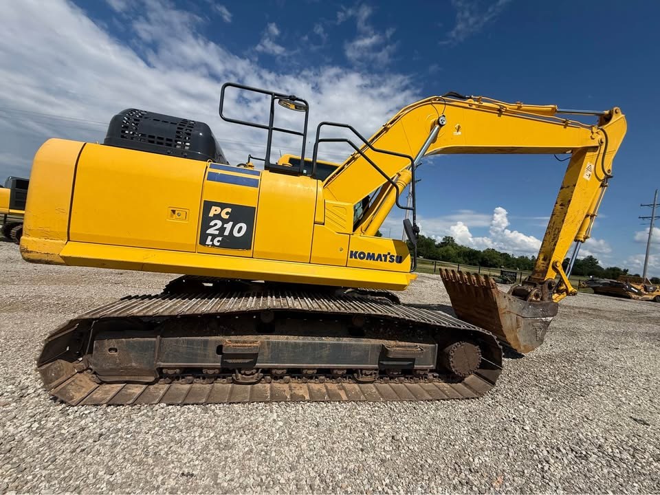 2021 Komatsu PC210 LC-11 photo 2